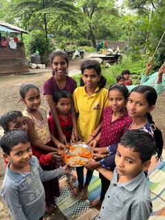 Pune Rakshabandhan 2022: रक्षा आणि शिक्षणाचं बंधन! दादाच्या शाळेतील विद्यार्थ्यांकडून तयार करण्यात आल्या खास राख्या