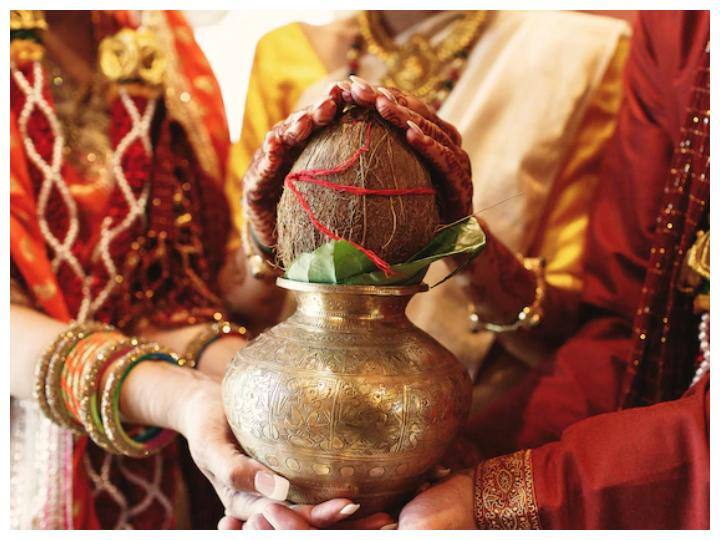 दुल्हे की खींची जाती है नाक: गुजरात की इस अनोखी रस्म में दुल्हन की मां दूल्हे की आरती करती है. उसका तिलक और मिठाई खिलाकर जब स्वागत करती है तब धीरे से दूल्हे की मजाकिया अंदाज में नाक खींचती है. दरअसल वह ऐसा दूल्हे को विनम्र भाव रखने के लिए करती है.