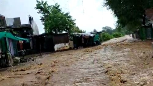 Solapur Rain : अक्कलकोट तालुक्यात तुफान पाऊस, घरांमध्ये शिरलं पाणी, बोरगाव-वागदरी गावचा संपर्क तुटला 