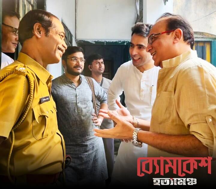 'ব্যোমকেশ হত্যামঞ্চ'-র সিংহভাগ জুড়ে রয়েছে থিয়েটারের মঞ্চ। নিজে দীর্ঘদিন থিয়েটারের সঙ্গে যুক্ত ছিলেন অরিন্দম। পরিচালক বলছেন, 'বিজন থিয়েটারে আমি ৪ বছর অভিনয় করেছি। আর এখন সেই বিজন থিয়েটারের অবস্থা দেখলে চোখে জল আসে।'