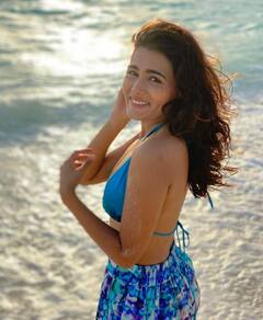 હદથી વધારે બોલ્ડ છે અર્જુન રેડ્ડીની પ્રીતી, બીચ ઉપર બતાવી ગ્લેમરસ અદાઓ, જુઓ ફોટો