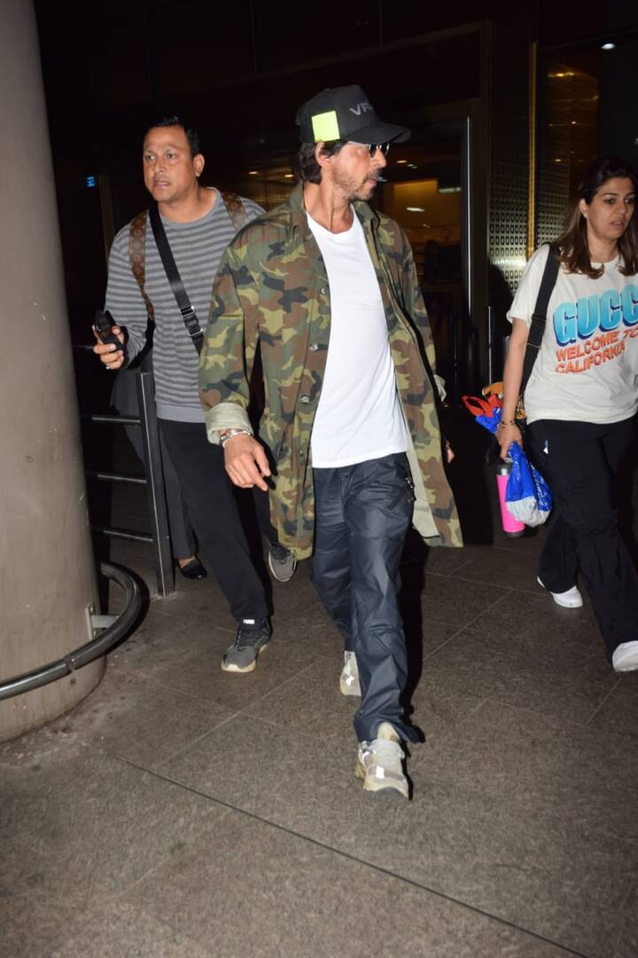 हिंदी सिनेमा के दिग्गज कलाकार शाहरुख खान हाल ही में अपनी आने वाली फिल्म डंकी की शूटिंग खत्म कर के विदेश से भारत वापस आए हैं. इस दौरान एयरपोर्ट पर किंग खान स्पॉट हुए और उनकी लेटेस्ट तस्वीरें सामने आईं हैं.