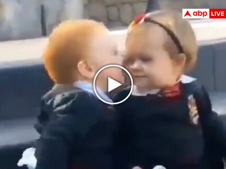 Little boy kissed little girl cute video viral on social media Cute Video: मासूम बच्चे ने दी नन्ही लड़की को Kiss, वायरल हुआ रिएक्शन का वीडियो