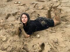 ఏమైంది ఈమెకు? బురదలో పొర్లుతూ, మట్టి ఒంటికి పూసుకుంటున్న బాలీవుడ్ నటి