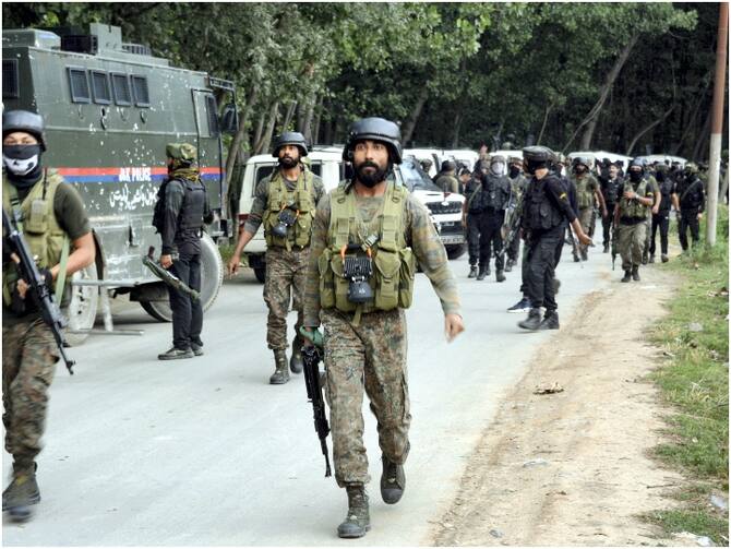 Jammu Kashmir Police Big Success 2 Hybrid Terrorists Arrested Arms And Ammunition Recovered | Jammu-Kashmir पुलिस ने 2 हाइब्रिड आतंकवादी को किया गिरफ्तार, 15 अगस्त की आतंकी घटना से जुड़ा ...