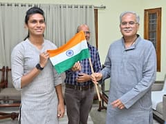 Independence Day: सीएम बघेल ने पर्वतारोही अंकिता को सौंपा राष्ट्रीय ध्वज, 15 अगस्त को माउंट एल्ब्रुस की चोटी पर फहराएंगी तिरंगा