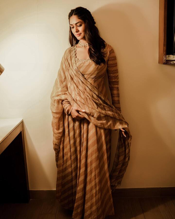 హను రాఘవపూడి దర్శకత్వంలో తెరకెక్కిన 'సీతారామం' సినిమాలో సీత పాత్ర పోషించింది. Image Credit: Mrunal Thakur / Instagram