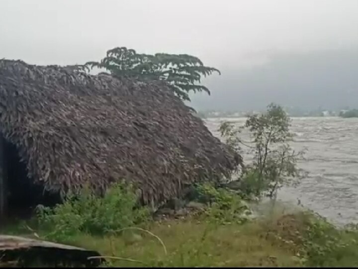 காவிரி ஆற்றில் வெள்ளப்பெருக்கு: மேட்டூர்-எடப்பாடி சாலையில் பெருக்கெடுத்து ஓடும் வெள்ளம் - 11 மாவட்டங்களுக்கு எச்சரிக்கை