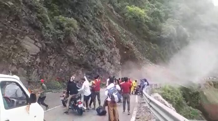 Rudraprayag Landslide: बद्रीनाथ हाईवे पर लैंडस्लाइड, तीन घंटे तक आवाजाही ठप, चारधाम यात्रियों को हुई परेशानी