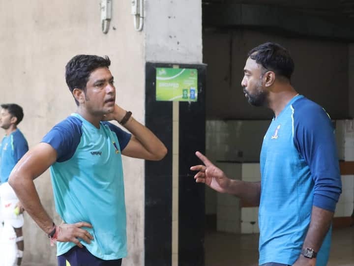 ইদানীং বাউন্সের বিরুদ্ধে বারবার সমস্যায় পড়তে দেখা গিয়েছে বাংলার ব্যাটারদের। সেই সমস্যা কাটিয়ে তুলতে বদ্ধপরিকর কোচ লক্ষ্মীরতন। বাউন্সের বিরুদ্ধে ব্যাটারদের সড়গড় করে তুলতে বিশেষ অনুশীলনও শুরু করে দিলেন তিনি।