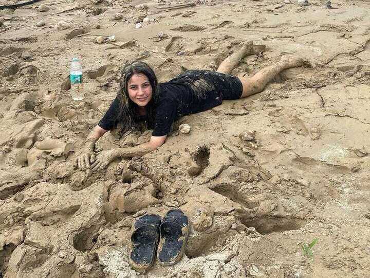 shehnaaz gill shares pictures of her playing with mud her pictures go viral Shehnaaz Gill Pics: ਚਿੱਕੜ ਨਾਲ ਖੇਡਦੀ ਨਜ਼ਰ ਆਈ ਸ਼ਹਿਨਾਜ਼ ਗਿੱਲ, ਤਸਵੀਰਾਂ ਕੀਤੀਆਂ ਸ਼ੇਅਰ