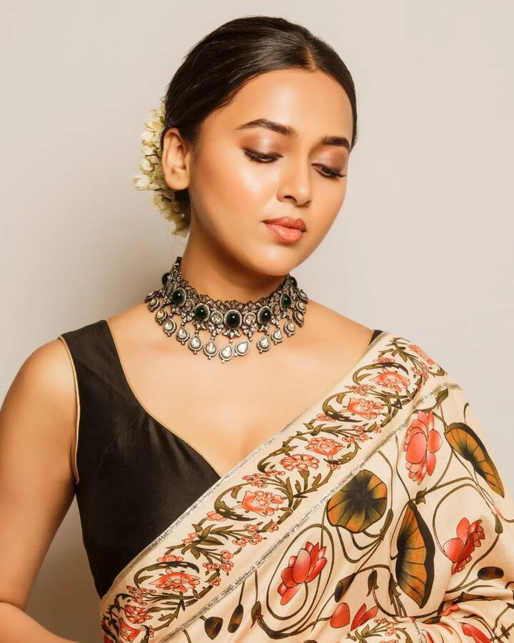 She looks ravishing in the beige floral printed saree.