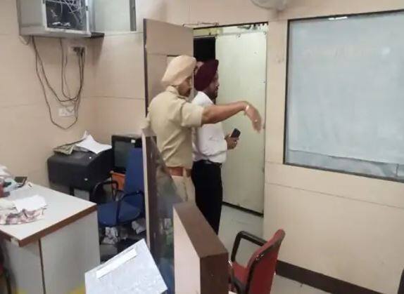 Robbers looted 13 lakh rupees and jewelery from UCO bank in broad daylight In Jalandhar ਜਲੰਧਰ 'ਚ ਲੁਟੇਰਿਆਂ ਨੇ ਦਿਨ-ਦਿਹਾੜੇ ਬੈਂਕ 'ਚੋਂ ਲੁੱਟੇ 13 ਲੱਖ ਰੁਪਏ ਅਤੇ ਗਹਿਣੇ