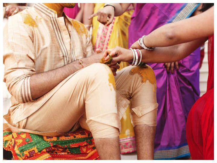 दूल्हे का मरोड़ा जाता है कान: महाराष्ट्रियन शादी में अंतिम में यह प्रथा है कि दुल्हन का भाई दूल्हे का कान मरोड़ते हैं. वह इसलिए ताकि वह वैवाहिक कर्तव्यों और दूल्हे को उसकी जिम्मेदारियों के बारे में याद दिलाते हैं और धीरे से उसका कान मरोड़ते हैं.