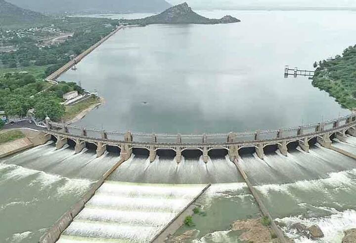 தொடர் கனமழை காரணமாக தமிழ்நாட்டில் 10 அணைகள் 100 சதவீதம் நிரம்பியுள்ளன.