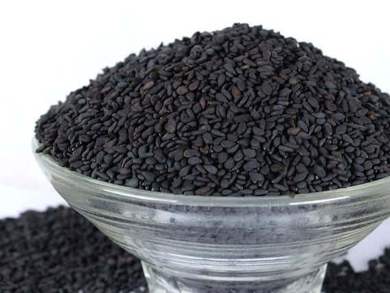 કાળું તલ - શનિ અને રાહુ-કેતુના અશુભ પ્રભાવથી બચવા માટે શનિવારમાં કાળા તલનું દાન કરવું શુભ માનવામાં આવે છે. આમ કરવાથી આ ગ્રહોનો અશુભ પ્રભાવ ઓછો થશે. શિવલિંગ પર કાળા તલ ચઢાવવાથી આત્મવિશ્વાસ વધે છે.