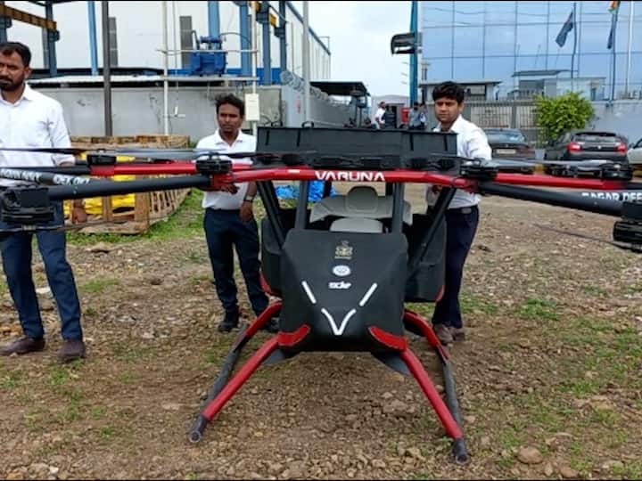 अर्धा तासांत हे ड्रोन 36 किमीचं अंतर कापू शकतं. 130 किलो वजनाची व्यक्ती अथवा महत्वाची वस्तू स्थलांतर करू शकते. अति दुर्गम भागात कोणताही व्यत्यय येऊ नये म्हणून स्वयंचलित, रिमोट अथवा कॉम्प्युटर अशा तीन पद्धतीने ऑपरेट करण्याची सुविधा उपलब्ध करण्यात आलीये. आपत्कालीन परिस्थितीच्या अनुषंगाने सुरक्षेच्या दृष्टीने ही खबरदारी घेण्यात आलीये. यासाठी ड्रोनमध्ये 16 मोटार बसविण्यात आल्यात, पैकी चार मोटार जरी बंद पडल्या तरी हे ड्रोन सुरक्षीत स्थळी पोहचू शकतं.