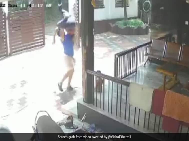 Video Kerala Man Fell From Terrace Dramatic Save By Older Brother Video Viral : மொட்டை மாடியிலிருந்து கீழே விழுந்த தம்பி.. அண்ணனின் அதிரடி.. அடுத்து நடந்தது தெரியுமா?