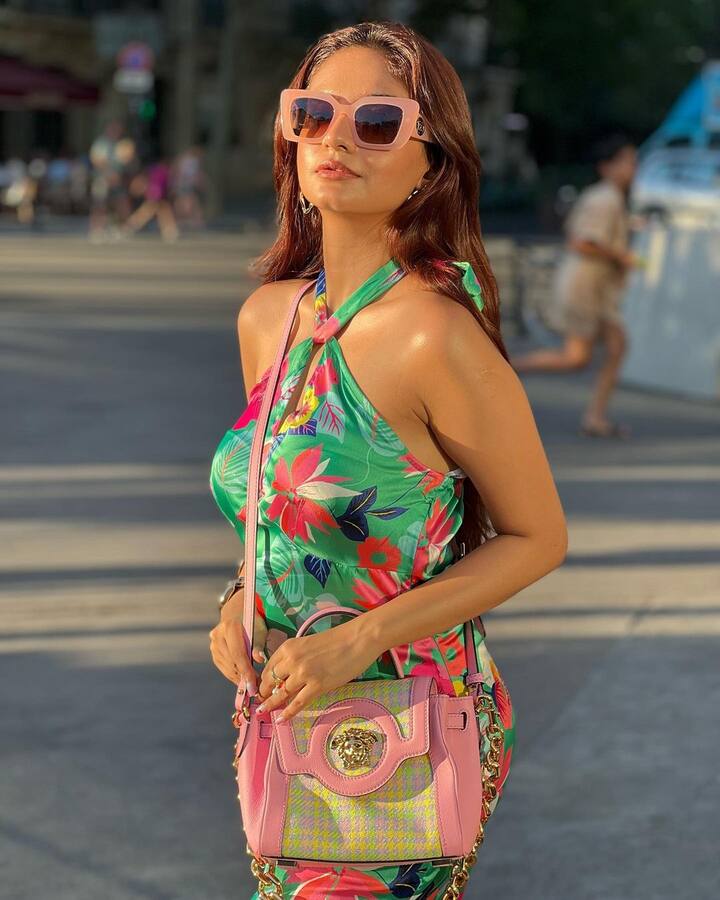 लेटेस्ट फोटो में अनुष्का सेन प्रिंटेड शॉर्ट बैकलेस ड्रेस पहने हुए दिखाई दे रही हैं.