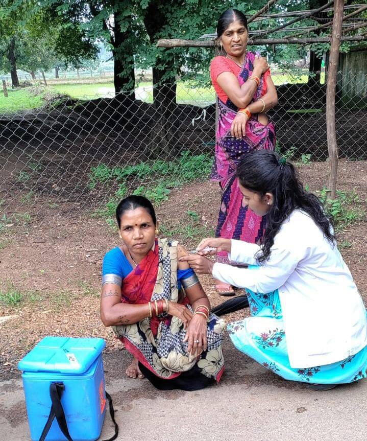 वैक्सीन लगाने को लेकर कई इलाकों के ग्रामीण जागरूक नहीं हैं जिसके चलते बढ़ते कोरोना के प्रकोप को देखते हुए स्वास्थ विभाग की टीम ग्रामीणों के घर घर में जाकर और खेतों में काम कर रहे ग्रामीण किसानों के पास पहुंचकर वैक्सीन लगा रही है, ताकि जिले का एक भी व्यक्ति कोविड वैक्सीनेशन से ना छूटे.