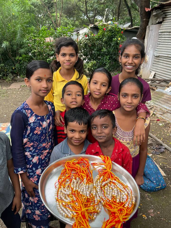दरवर्षी नव्यानं बहिण-भावाचं नात घट्ट करणाऱ्या रक्षाबंधणाला यंदा दादाच्या शाळेतील विद्यार्थांकडून खास राख्या तयार करण्यात आल्या आहे.
