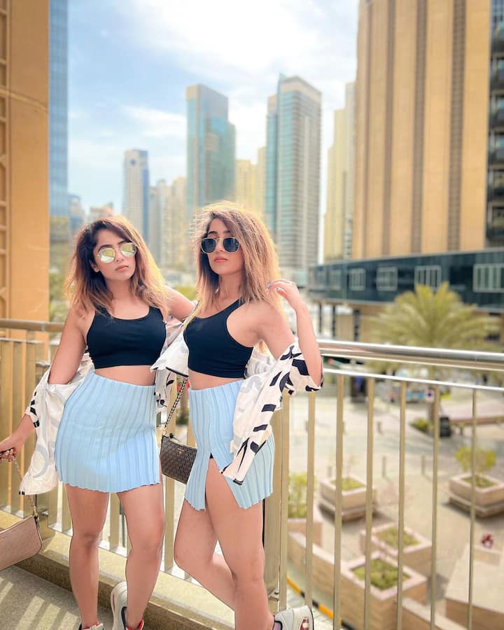 ये दोनों इंस्टाग्राम पर काफी एक्टिव रहती हैं और हमेशा ही अपनी ग्लैमरस तस्वीरें शेयर करती रहती हैं, जिससे ये इंटरनेट पर सनसनी मचाने का काम कर रही हैं.