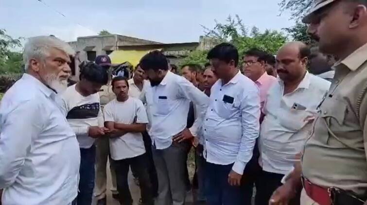 Maharashtra News Nashik news MLA Dada Bhuse raided the gambling den in malegaon Nashik News : जुगार अड्ड्यावर आमदार दादा भुसेंनी टाकली धाड, जुगारींसह पोलिसांचीही पळापळ 