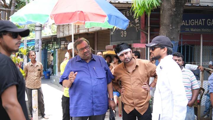 একটি ঘটনার কথা মনে পড়ে জিতের। বলছেন, 'আমাদের তখন শ্যুটিং হচ্ছে খাঁচা বাড়িতে। হাজরার কাছে। ওই বাড়ির একটা অংশ বন্ধ করে রাখতেন বাড়িওয়ালা। আমার আবার খুব ইচ্ছা ওই বন্ধ দরজা খুলিয়ে ওখানে ট্রলি পেতে একটা শট নেব। অনেক চেষ্টাচরিত্র করেও যখন অনুমতি মিলল না, বাইরে ট্রলি পেতেই শট নিলাম। কিন্তু শট শেষ করেই এগিয়ে এলেন কৌশিকদা। উনি যে কখন আমার সেই ইচ্ছার কথা শুনে ফেলেছেন বুঝতেও পারিনি।'