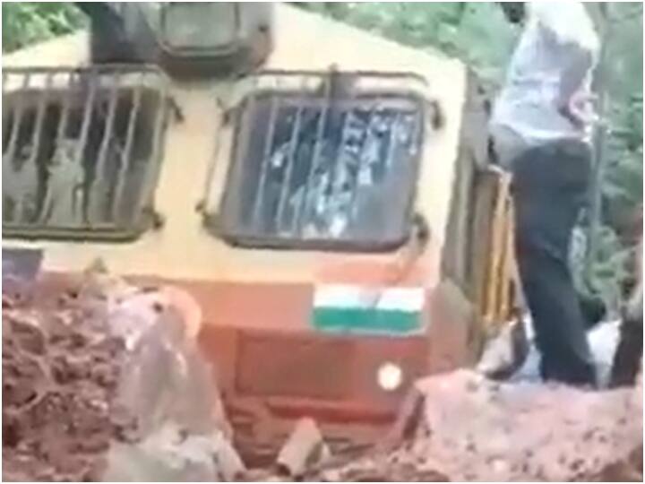 Himachal Pradesh Landslide: शिमला-कालका हेरिटेज रेल ट्रैक पर हुआ भूस्खलन, चालक की सूझ-बूझ से टला बड़ा हादसा Train Services suspended after landslide at Shimla Kalka Heritage rail track in Himachal Pradesh Himachal Pradesh Landslide: शिमला-कालका हेरिटेज रेल ट्रैक पर हुआ भूस्खलन, चालक की सूझ-बूझ से टला बड़ा हादसा
