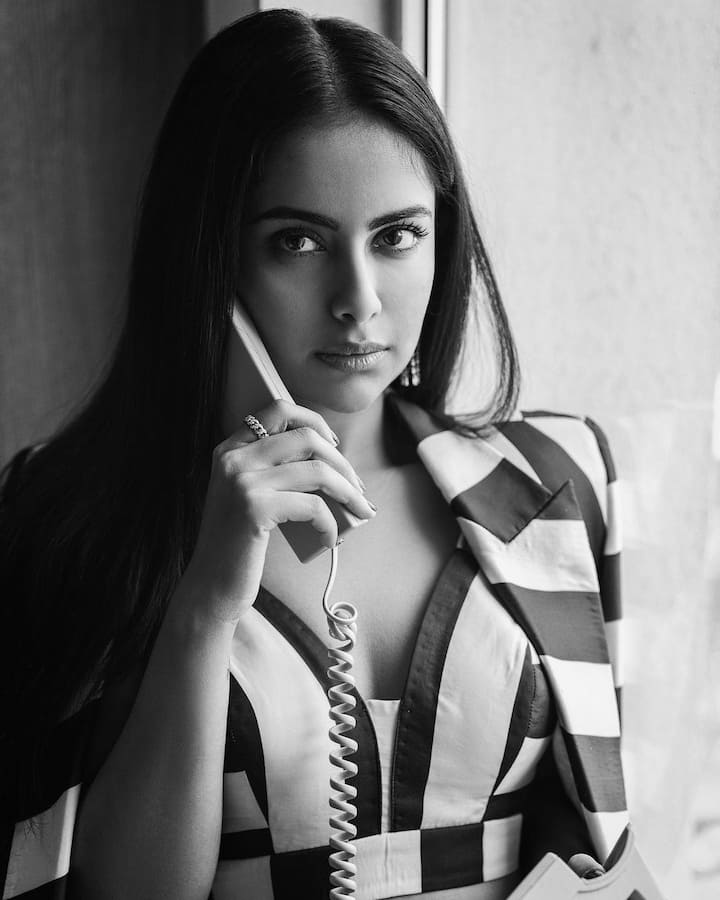 अविकाने या लूकमध्ये स्ट्रीप्ड कोट आणि ट्राउझर्स परिधान केलेली दिसते. यासोबत अभिनेत्रीकडे मॅचिंग ब्रॅलेट कॅरी आहे.(फोटो सौजन्य :avikagor/इंस्टाग्राम)