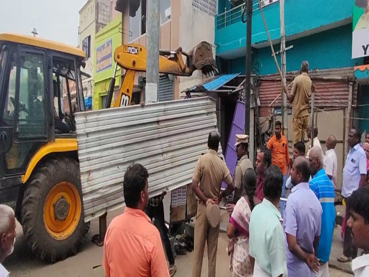 காஞ்சிபுரம் காமாட்சி அம்மன் கோவில் அருகே பரபரப்பு.. கோவில் முன் குவிந்த மாநகராட்சி ஊழியர்கள்..