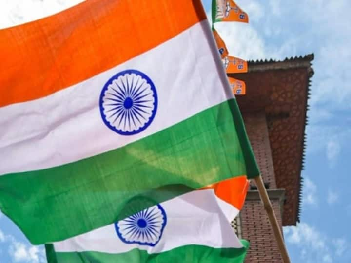 Hyderabad News: National flag can be bought from post office in Hyderabad, it is also available online Hyderabad News: हैदराबाद में 'हर घर तिरंगा' की मुहिम के लिए डाकघर से खरीद सकते हैं राष्ट्रीय ध्वज, ऑनलाइन भी मिलेगी सर्विस