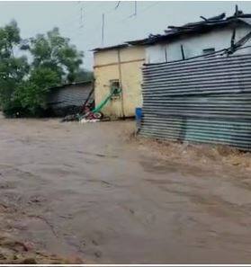 अक्कलकोट तालुक्यातील अनेक घरांमध्ये शिरलं पाणी