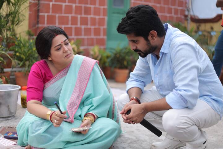 আর অপরাজিতা আঢ্য? জিৎ বললেন, 'অপাদি তো ভীষণ মিশুকে আর মিষ্টি একটা মানুষ। প্রচণ্ড গরমে শ্যুটিং করে চলেছি। ওনার কোনও ক্লান্তিই নেই। বারবার কস্টিউম বদলে বদলে শট দিচ্ছেন। এমন অভিনেতা অভিনেত্রীদের সঙ্গে কাজ করাটা যেমন সৌভাগ্যের, তেমনই সোনালি স্মৃতি হয়ে রয়ে যায় সবটা।'