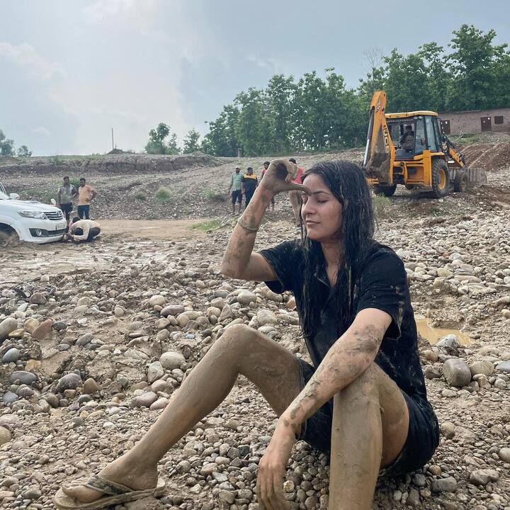 एक फोटो में वो मिट्टी को लेकर माथे पर टीका लगा रही है तो वहीं दूसरी में पैरों पर भी मिट्टी लगाते नजर आई.