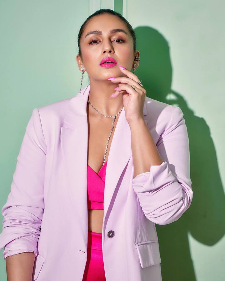 हुमा कुरैशी की ये फोटो उनके लेटेस्ट फोटोशूट के दौरान की है, जिनमें हुमा एक से बढ़कर एक पोज देती हुई नजर आ रही हैं.