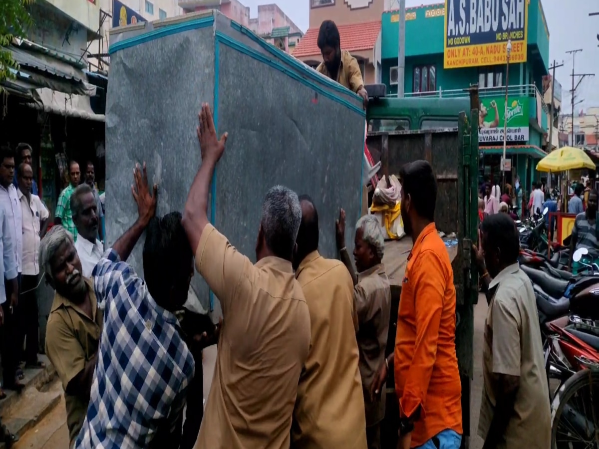 காஞ்சிபுரம் காமாட்சி அம்மன் கோவில் அருகே பரபரப்பு.. கோவில் முன் குவிந்த மாநகராட்சி ஊழியர்கள்..