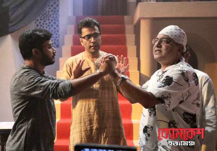 অরিন্দম আরও বলছেন, 'লেখা এই ছবির হাত ধরেই প্রথম পর্দায় পা রাখল। আরও একজনের কথা আলাদা করে বলতেই হবে, তিনি অনির্বাণ চট্টোপাধ্যায়। 'ব্যোমকেশ হত্যামঞ্চ' -র ক্যামেরার দায়িত্বে রয়েছেন তিনি। এটা বাংলায় অনির্বাণের প্রথম কাজ হতে চলেছে যেটা মুক্তি পাবে। ছবির সুরের দায়িত্বে রয়েছেন বিক্রম ঘোষ। আমরা প্রতিটা চরিত্রের জন্য আলাদা আলাদা করে থিম তৈরি করেছি।'