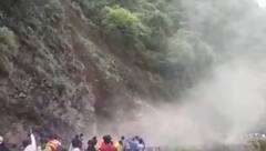 Badrinath National Highway पर लैंडस्लाइड का खौफनाक वीडियो आया सामने