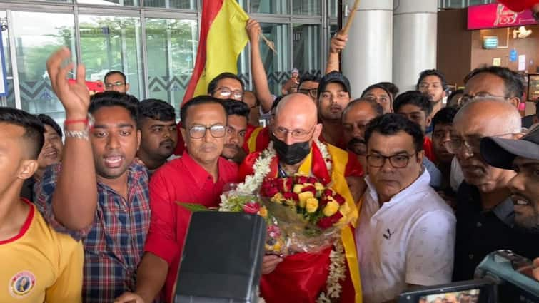 Stephen Constantine arrives at Kolkata to take charge of East Bengal as the chief coach Stephen Constantine: কলকাতায় পৌঁছে গেলেন কনস্ট্যান্টাইন, শক্তিশালী দলগঠন শুরু করে দিল ইস্টবেঙ্গল