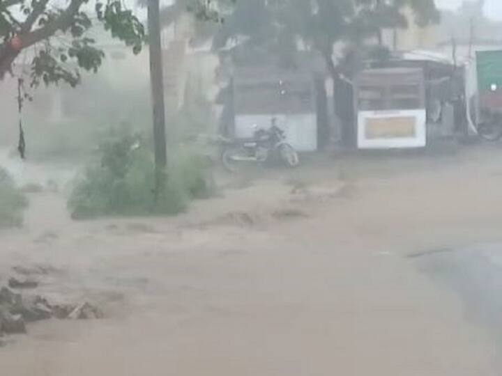 Latur Rain News Heavy rain in Latur district Latur Rain : लातूर जिल्ह्यात पावसाची जोरदार हजेरी, कर्नाटकातील तुगावमध्ये ढगफुटी सदृश्य पाऊस, शेती पिकांना फटका 