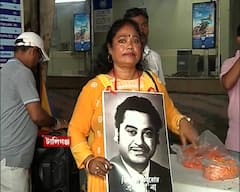 Kishore Kumar Birthday: কিশোর কুমারের মূর্তিতে মালা দিতে 'বাধা'! জন্মদিন পালনের অনুষ্ঠান ঘিরে বিতর্ক