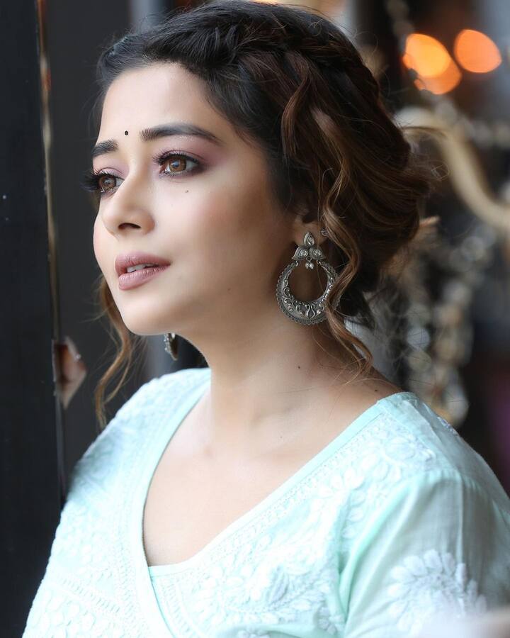 यामध्ये टिना एकदम साध्या लूक मध्ये दिसत आहे. टिनाने या फोटोशूटसाठी लाईट कलरचा कुर्ता प्राशन केला आहे.(फोटो सौजन्य : tinadatta/इंस्टाग्राम)