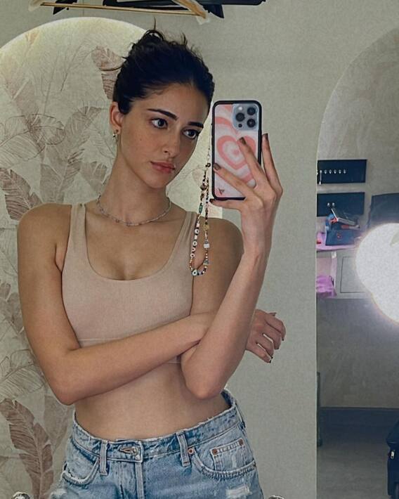 Ananya Pandey Pics: Ananya Pandey's attention came after clicking the photo in front of the mirror, the fans said - 'Selfie Queen'