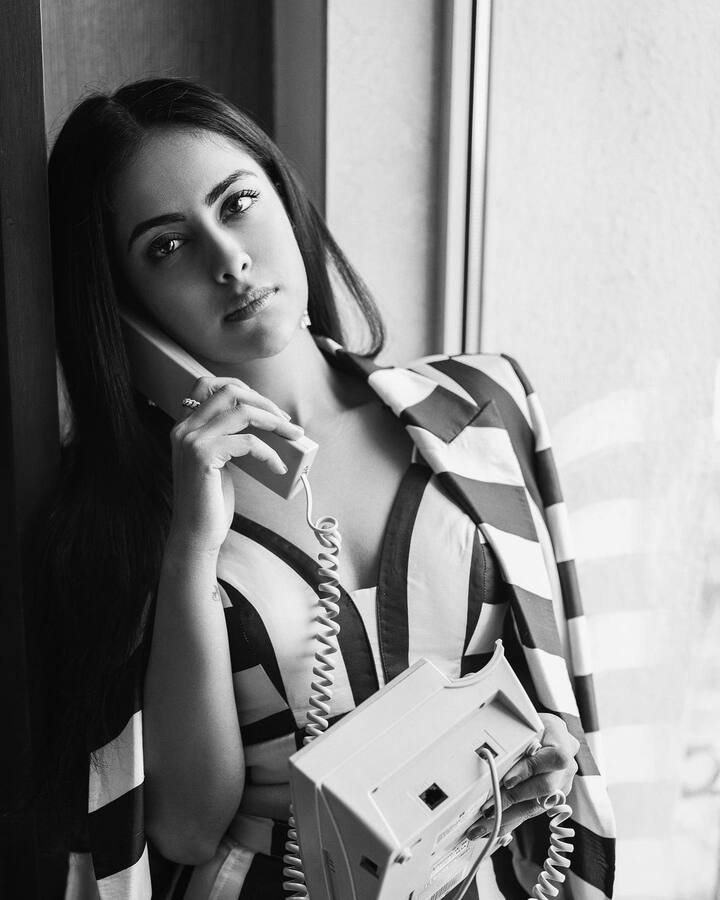 फोटोशूट दरम्यान, अविकाने तिचा बोल्ड लूक दाखवण्यासाठी कोटची बटणे उघडून ब्रॅलेट फ्लॉंट केला आहे. येथे तिने आपले केस उघडे ठेवले आहेत आणि कॅमेर्‍यासमोर ती एकाहून एक पोज देत आहे.(फोटो सौजन्य :avikagor/इंस्टाग्राम)