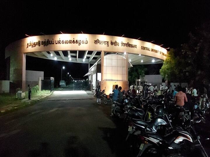 தமிழ்நாடு மத்திய பல்கலைக்கழக நுழைவுத் தேர்வு: தமிழை தேர்ந்தெடுத்தவர்களுக்கு தெலுங்கு, ஹிந்தி  மொழிகளில் வினாத்தாள்.. 