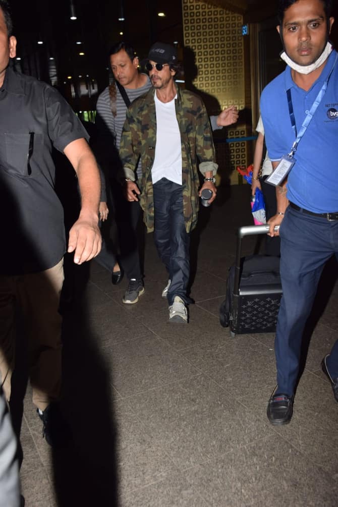 Shah Rukh Khan Spotted At Airport After Coming Back From Dunki Shooting |  Shah Rukh Khan Airport Pics: डंकी की शूटिंग कर वापस लौटे 'किंग खान',  एयरपोर्ट पर दिखा कूल लुक