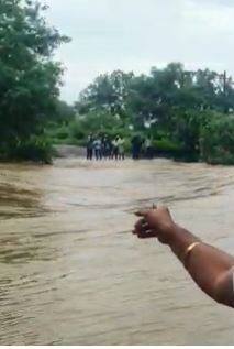 अनेक ठिकाणी पावसामुळं जनजीवन विस्कळीत