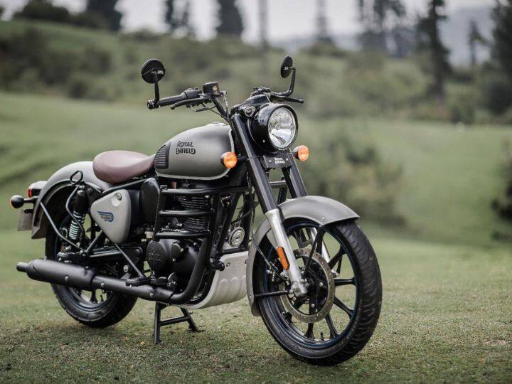 2022 Royal Enfield Bullet 350: या ऑगस्टमध्ये रॉयल एनफील्ड आपली बुलेट 350 बाईक एका नवीन अवतारात बाजारात आणणार आहे. ही सध्या कंपनीची बुलेट 350 एंट्री-लेव्हल बाईक आहे. या नवीन जनरेशन बुलेट 350 मध्ये J-प्लॅटफॉर्मवर तयार केलेल्या इंजिनमध्ये ट्रिपर नेव्हिगेशन फीचर्स देखील दिले  जाऊ शकतात. कंपनी त्याची किंमत 1.7 लाख रुपये ठेवू शकते.