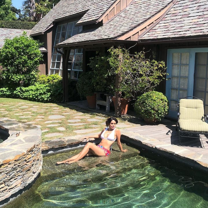 एक वक्त था जब मल्लिका इंडस्ट्री की सबसे हॉट एक्ट्रेस में से एक मानी जाती थीं. आज भले ही बोल्डनेस और हॉटनेस के मामले में उन्हें इंडस्ट्री की कई अभिनेत्रियां टक्कर देती हों, लेकिन मल्लिका की फैन फॉलोइंग आज भी कम नहीं है.